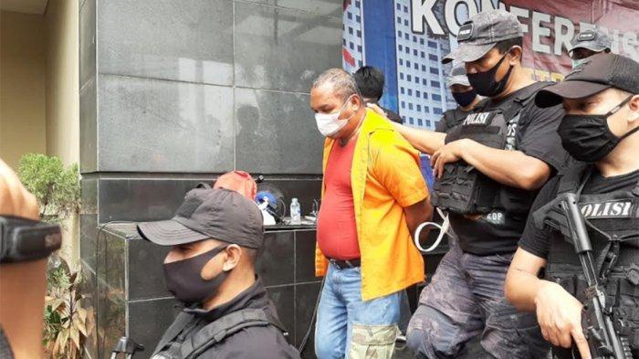 Polisi menggiring John Kei setelah dihadirkan bersama anggota kelompoknya dalam rilis perkara yang dipimpin Kapolda Metro Jaya Irjen Nana Sudjana di Polda Metro Jaya, Jakarta Selatan, Senin (22/6/2020). John Kei bertanggung jawab dalam kasus penganiayaan, permufakatan jahat, pembunuhan berencana terhadap Nus Kei dan anak buahnya, ER. ER tewas di Kosambi, Cengkareng, Minggu (21/6/2020).