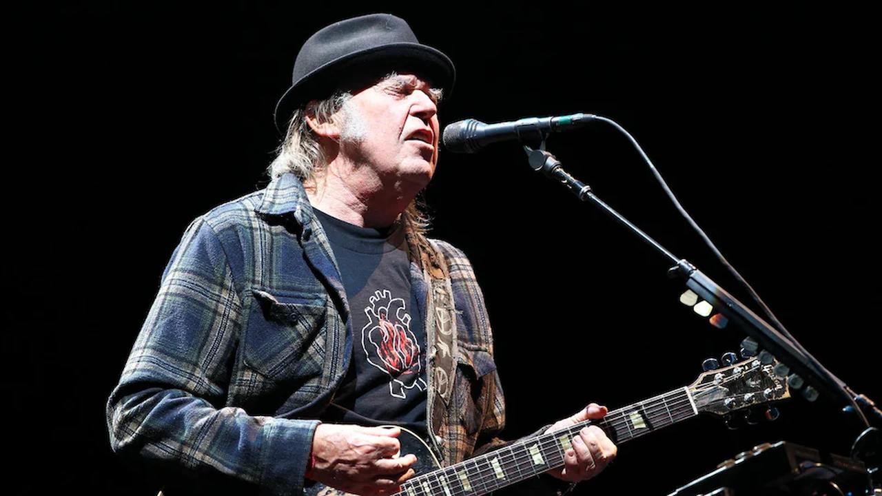 Désinformation sur la COVID-19 : Neil Young demande à Spotify de retirer sa musique