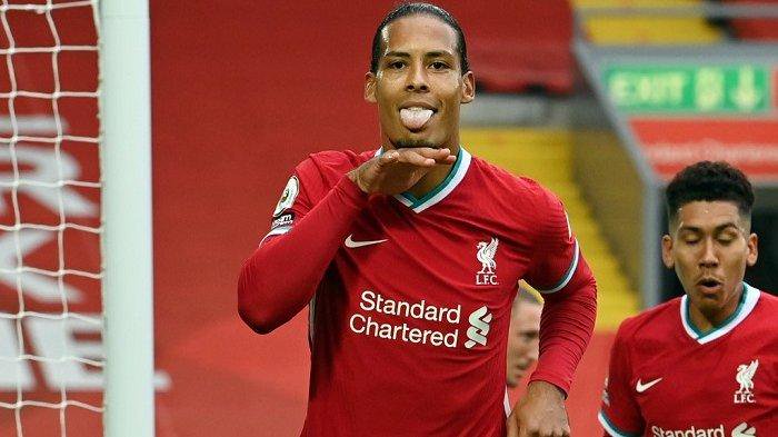 Bek Liverpool Belanda Virgil van Dijk (tengah) merayakan mencetak gol kedua timnya selama pertandingan sepak bola Liga Utama Inggris antara Liverpool dan Leeds United di Anfield di Liverpool, Inggris barat laut pada 12 September 2020.