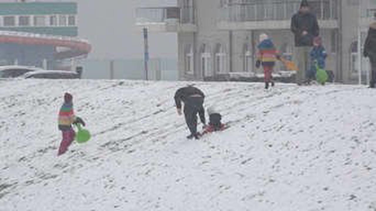 Schnee-Spaß an der Nordsee: Kinder rodeln Deich runter