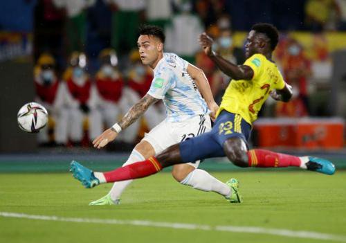 Aksi Lautaro Martinez di laga Kolombia vs Argentina
