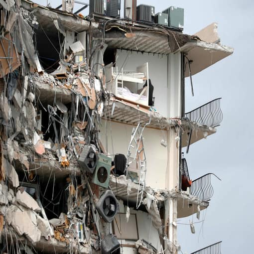 Miami building collapses, leaves 3 dead and 99 people unaccounted for (Photos)