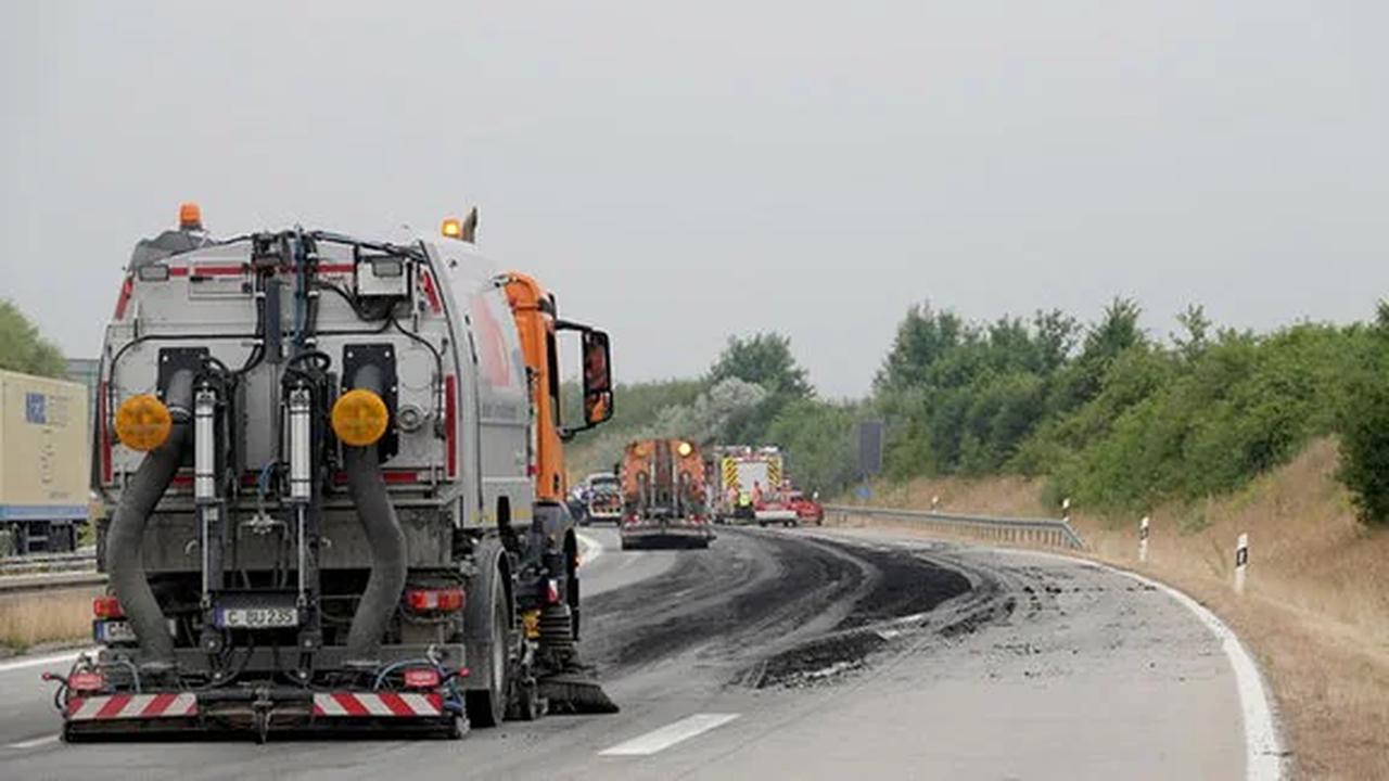 Lkw verliert Klärschlamm: Fahrzeuge rutschen, A72 gesperrt