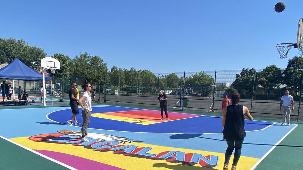 Bordeaux : le street artiste Blade redonne des couleurs à deux terrains de basket du quartier de Bacalan