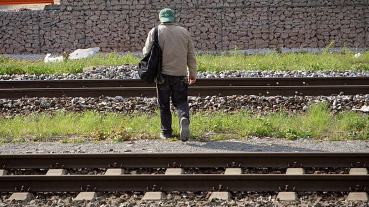 Lebensgefahr in Magdeburg: Spaziergänger bringt Gleisverkehr am Bahnhof Buckau zum Erliegen