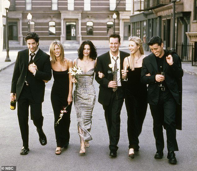 Just Friends Matthew Perry Says The Cast Had A No Hook Up Rule But Courteney Cox Admits She Can T Remember The No Dating Pact Opera News