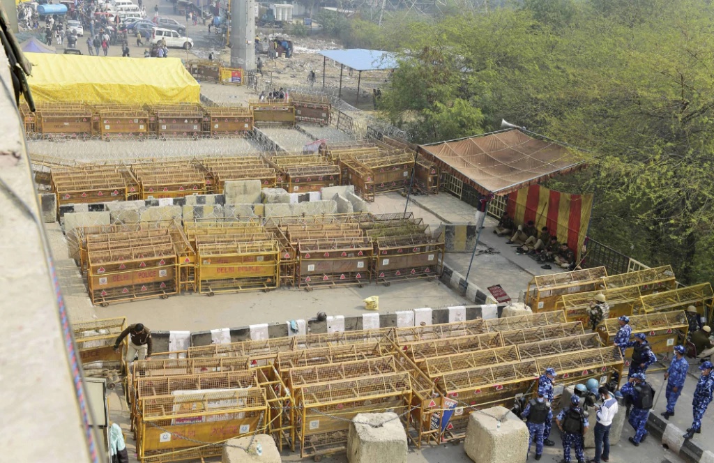 Delhi Police Barricading Ghazipur Pti