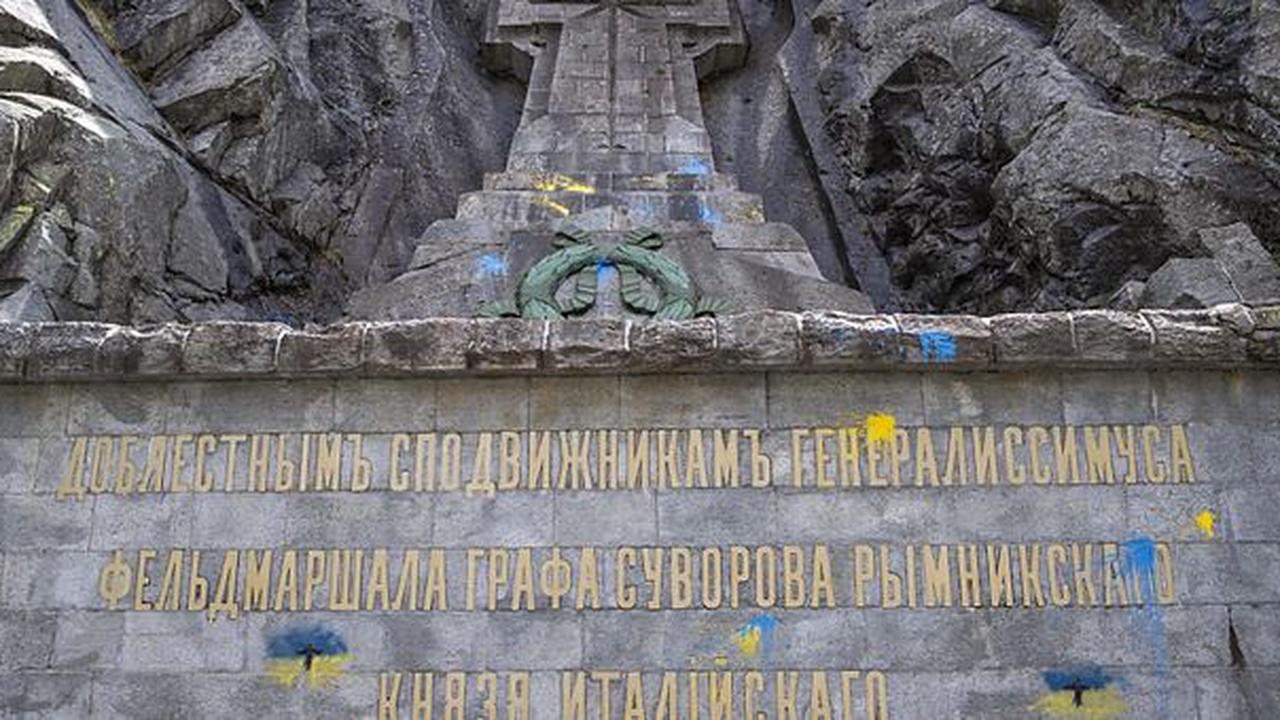 Russland muss verschmiertes Suworow-Denkmal in Uri selber putzen