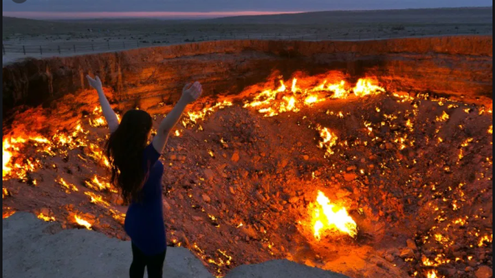 hell-on-earth-see-the-pit-popularly-called-the-gate-to-hell-which-has-been-burning-for-49-years