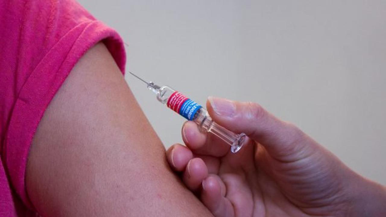 Covid-19: le seuil des 85.000 cas positifs quotidiens dépassé, les créneaux de vaccination sont pris d'assaut