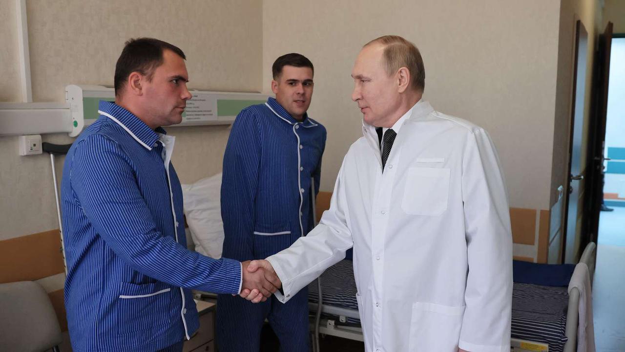 Putin besucht erstmals verletzte Soldaten – Kreml äußert sich zu Spekulationen um Strategiewechsel