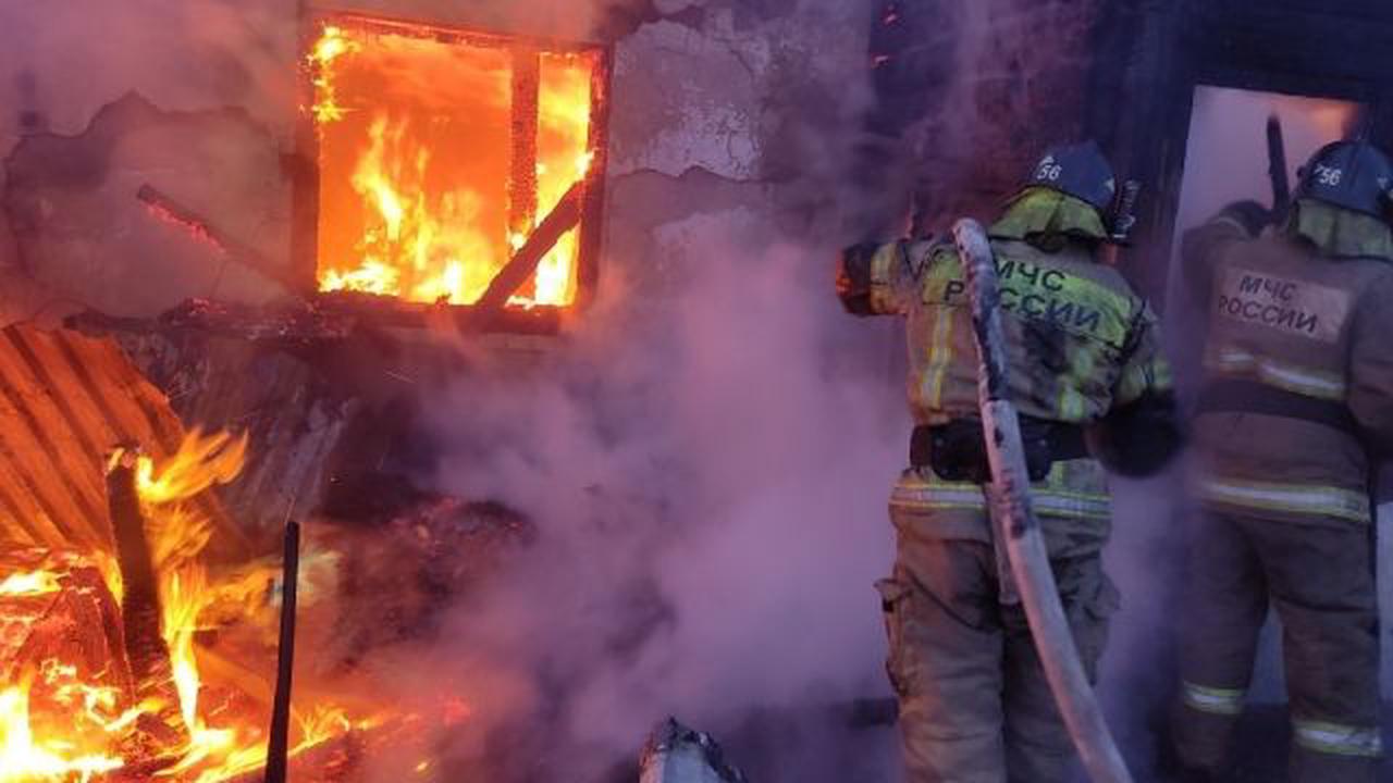 Две сауны горели в Иркутске, эвакуировали почти 40 человек