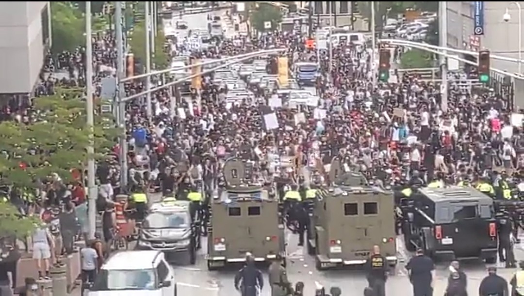 Photos Violent Protesters Attack And Vandalize Cnn Headquarters