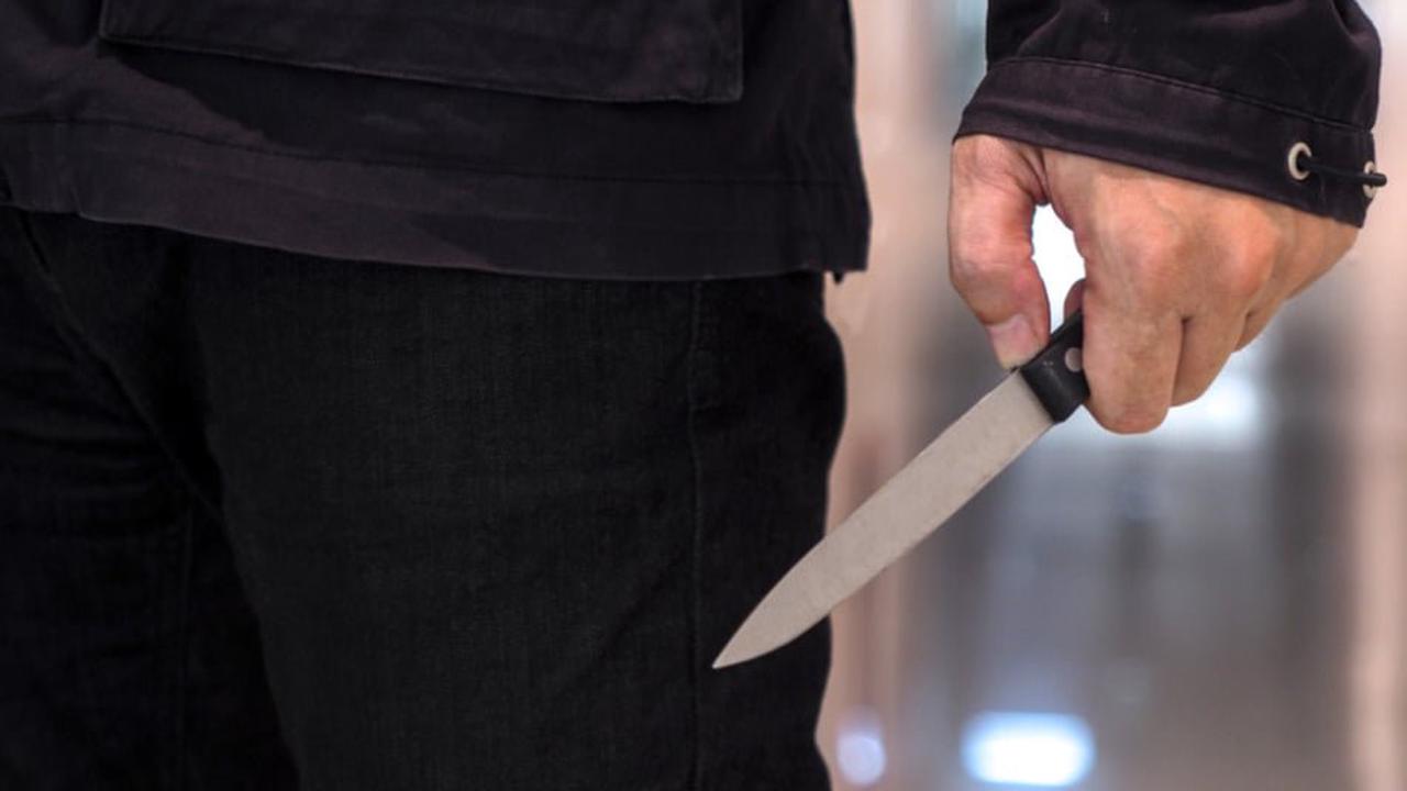 Nachts auf dem Supermarkt-Parkplatz: Mann greift Gruppe mit Messer an