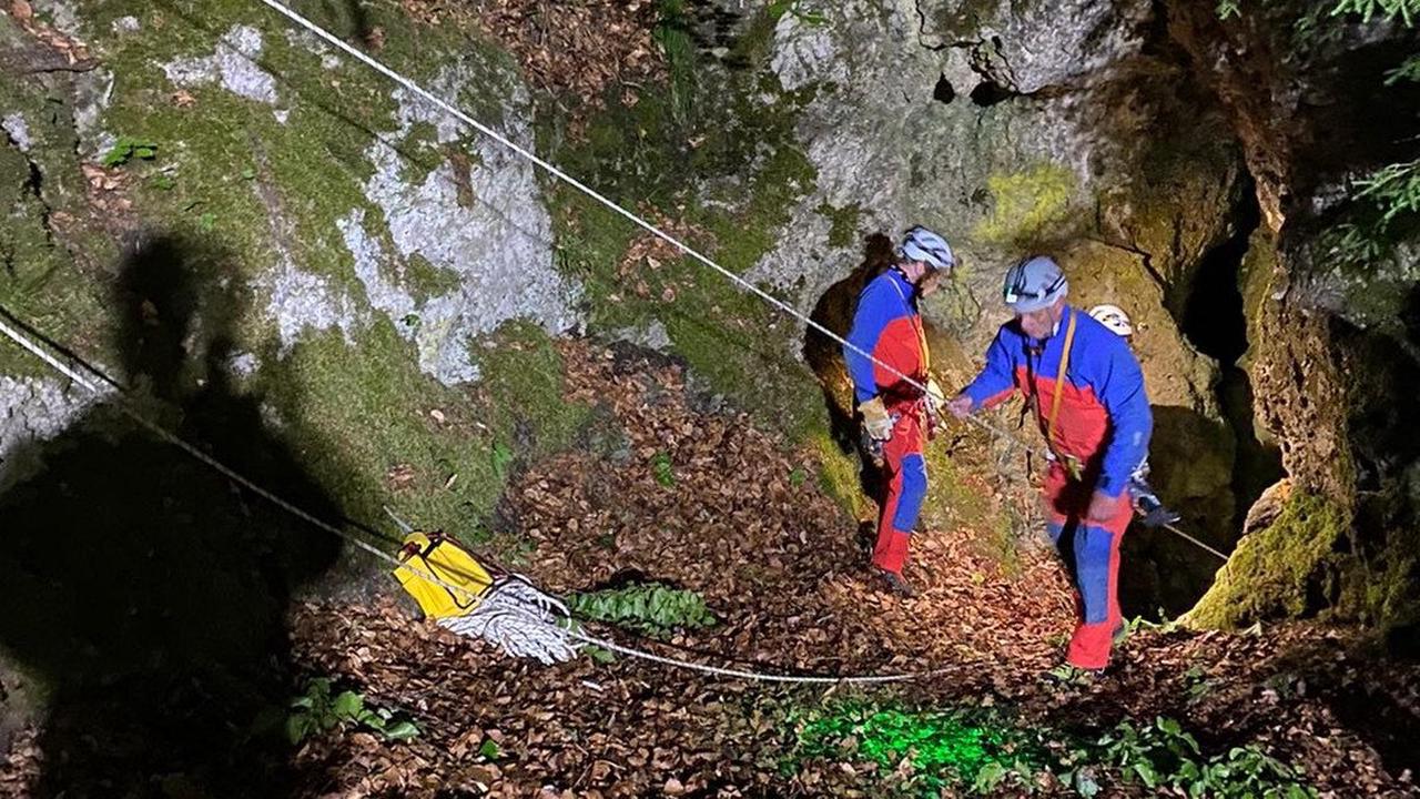 Höhlenretter holen Verletzten aus Bismarckgrotte
