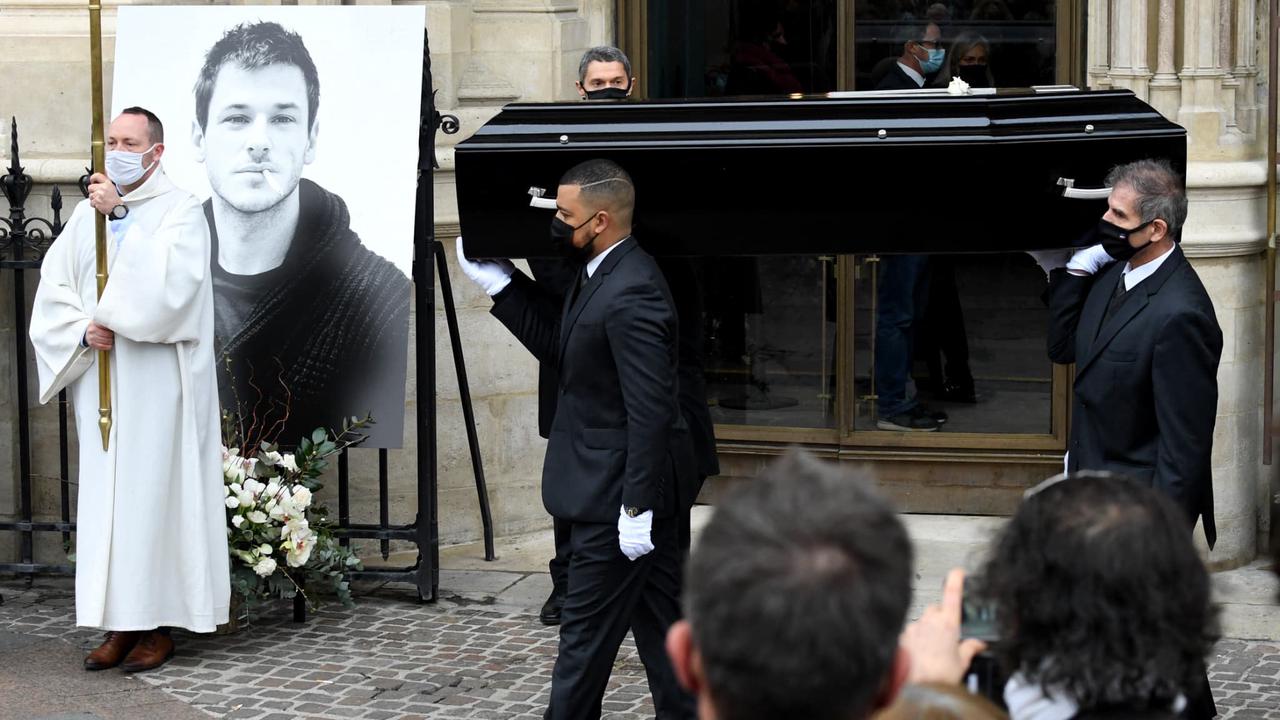 Obsèques de Gaspard Ulliel: le cercueil de l'acteur applaudi à la sortie de l'église Saint-Eustache