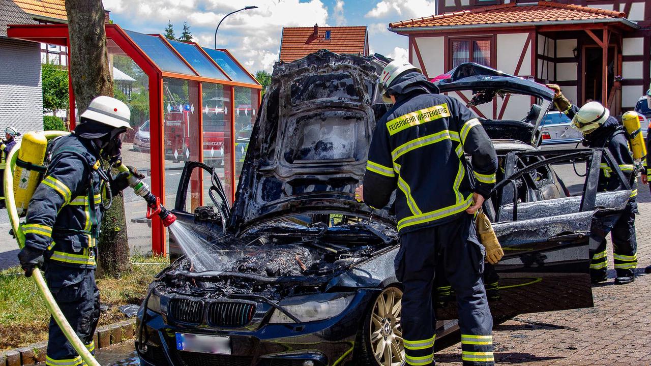 Auto brennt mitten im Ort vor Rathaus - Feuer zerstört Mercedes-Oldtimer auf A66
