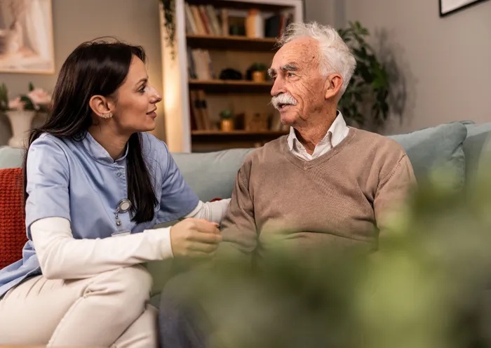 5 Early Warning Signs of Dementia That May Show Up Before Memory Problems, Experts Say
