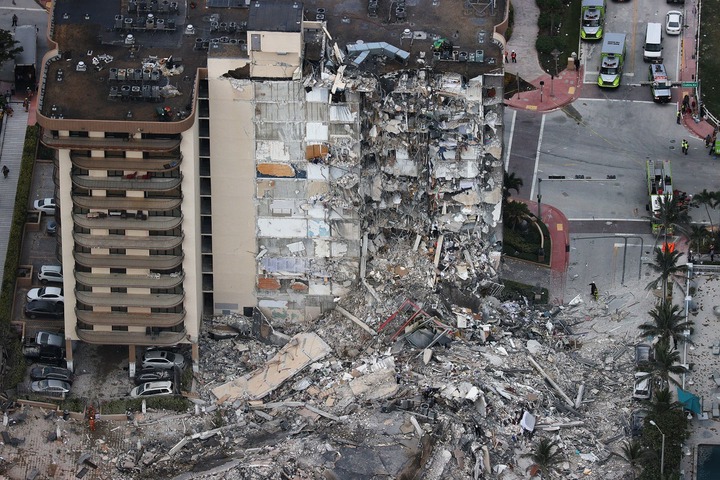 Miami building collapses, leaves 3 dead and 99 people unaccounted for (Photos)