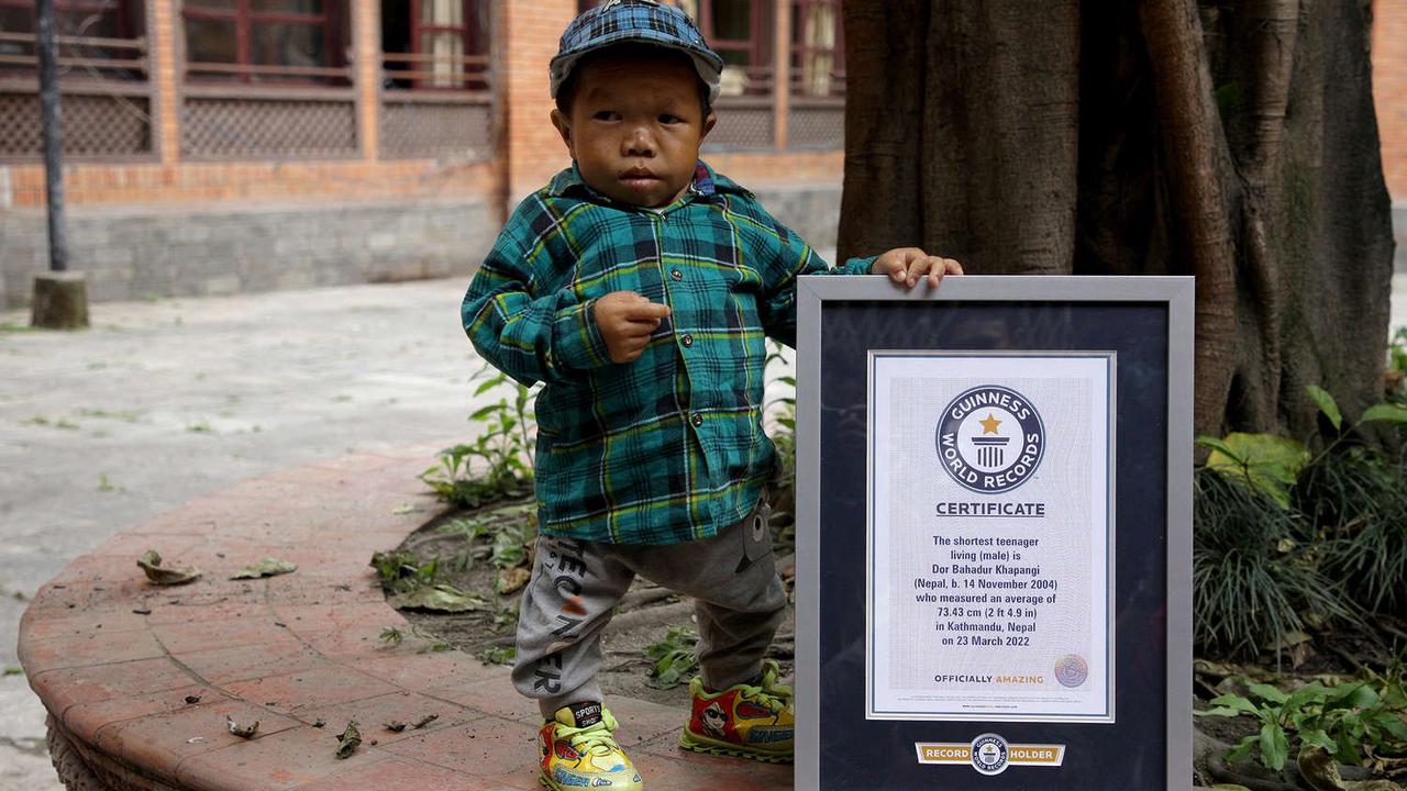 Непалец с ростом 73 сантиметра стал самым низким подростком в мире