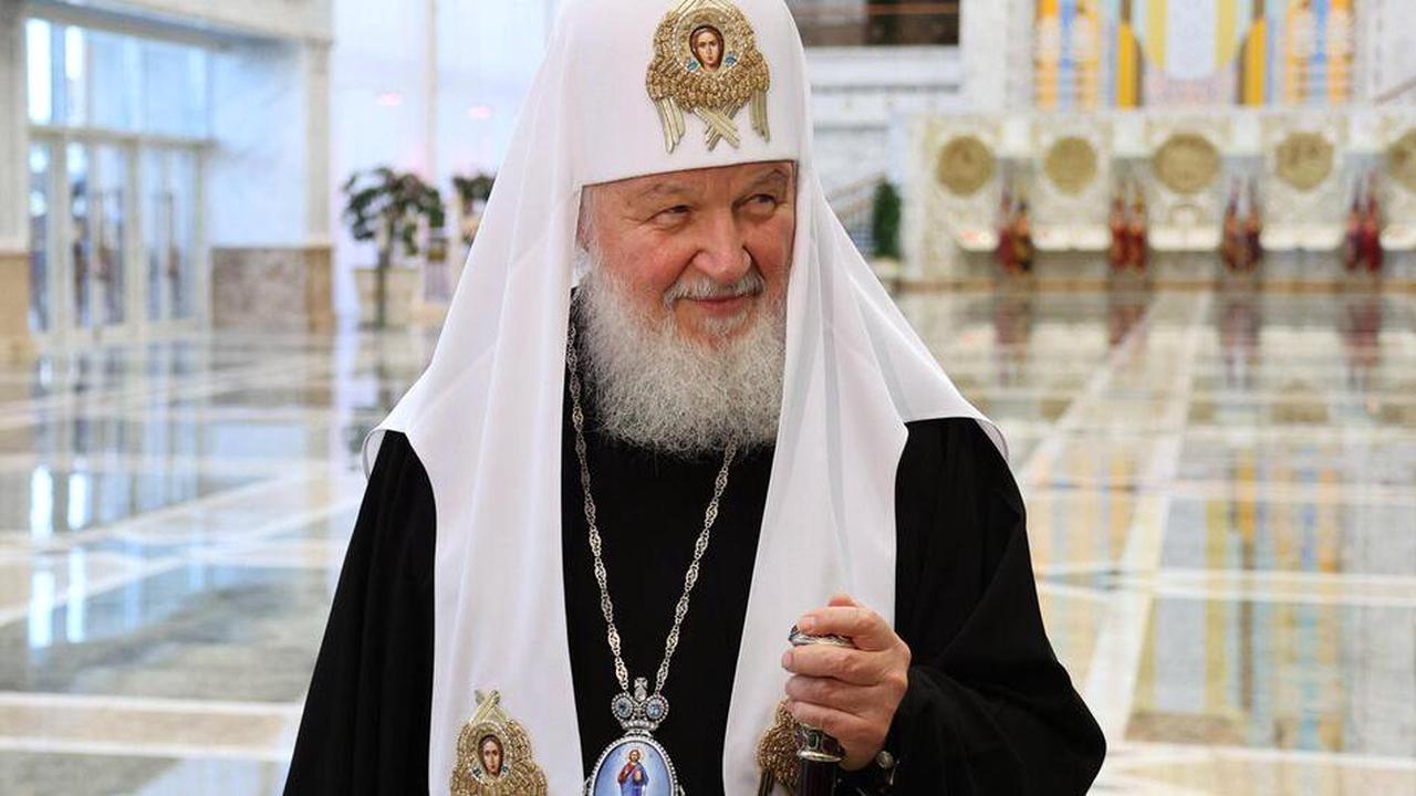 ➤ Patriarch Kirill rutscht bei Gottesdienst aus - Spott im Netz