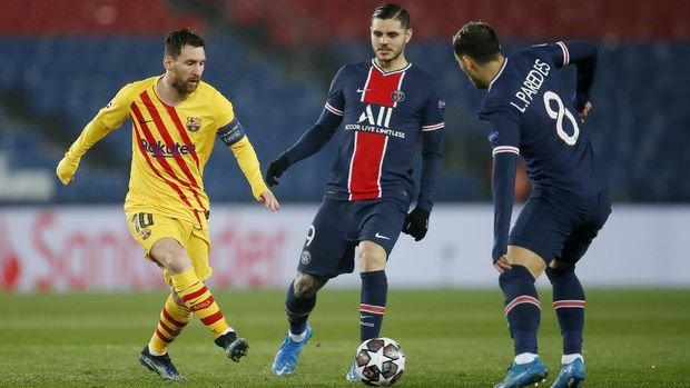 Soccer Football - Champions League - Round of 16 Second Leg - Paris St Germain v FC Barcelona - Parc des Princes, Paris, France - March 10, 2021 Barcelona's Lionel Messi in action with Paris St Germain's Mauro Icardi REUTERS/Gonzalo Fuentes