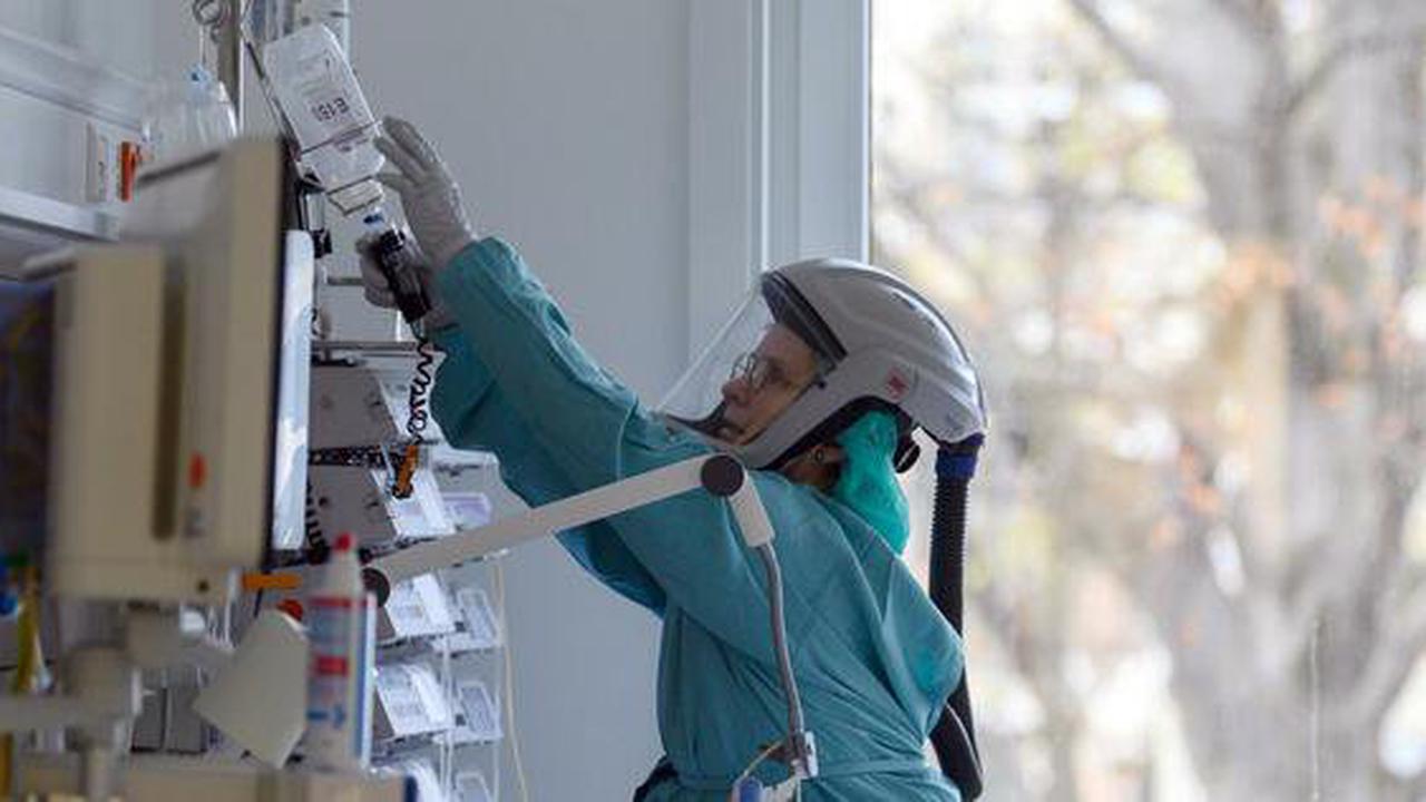 Corona-Pandemie in Deutschland : Intensivmediziner rechnen mit mehr als 6000 Patienten bis Weihnachten
