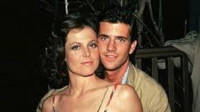Salah satu adegan dalam film The Year of Living Dangerously.