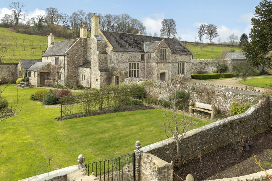 A Spectacular Elizabethan Manor House With Long Views Of The Devon Countryside Opera News
